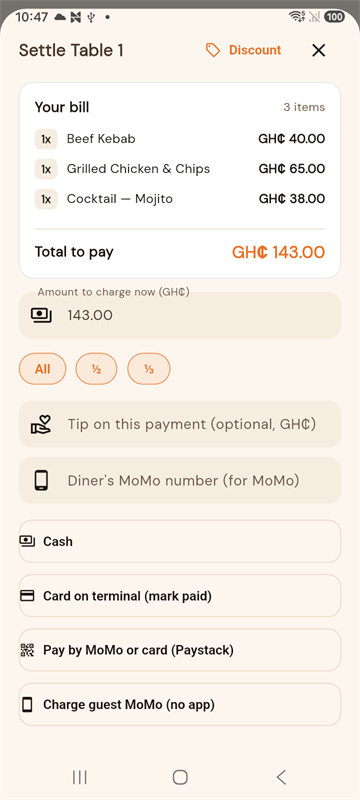 The FINDR POS settle sheet for a table, with cash, card and MoMo payment options, a tip field and a split